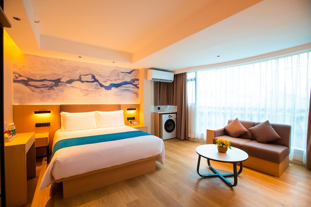 NAIVE L Executive Apartments Coast City