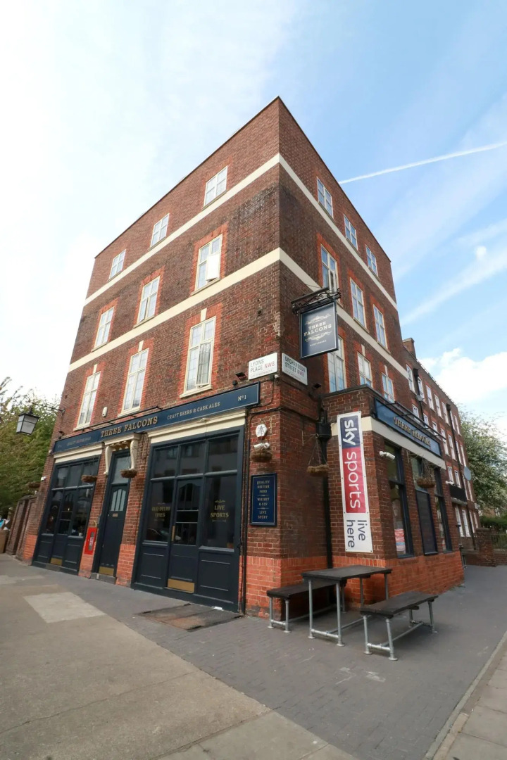 Foto - Three Falcons