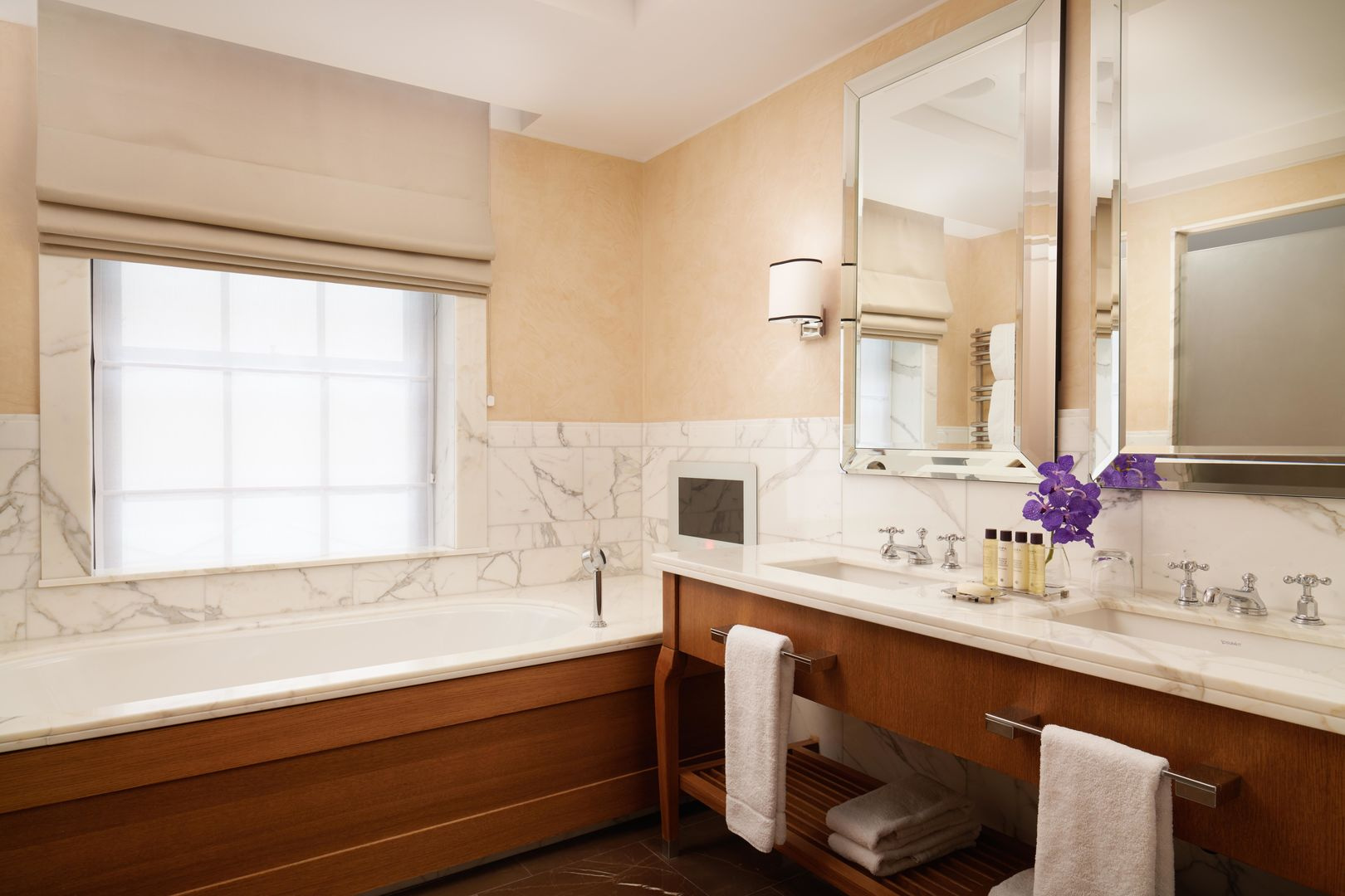 Photo - Corinthia London