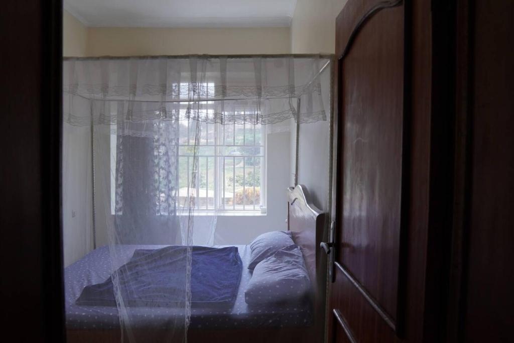 House - Sleeps 6 - Parking - Garden
