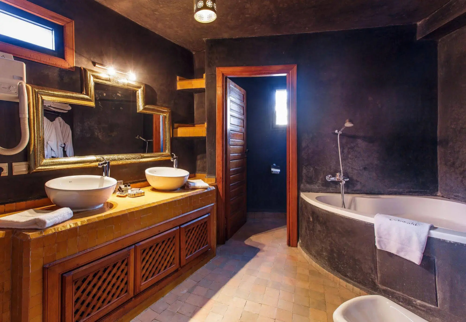 Photo - Riad Andalib