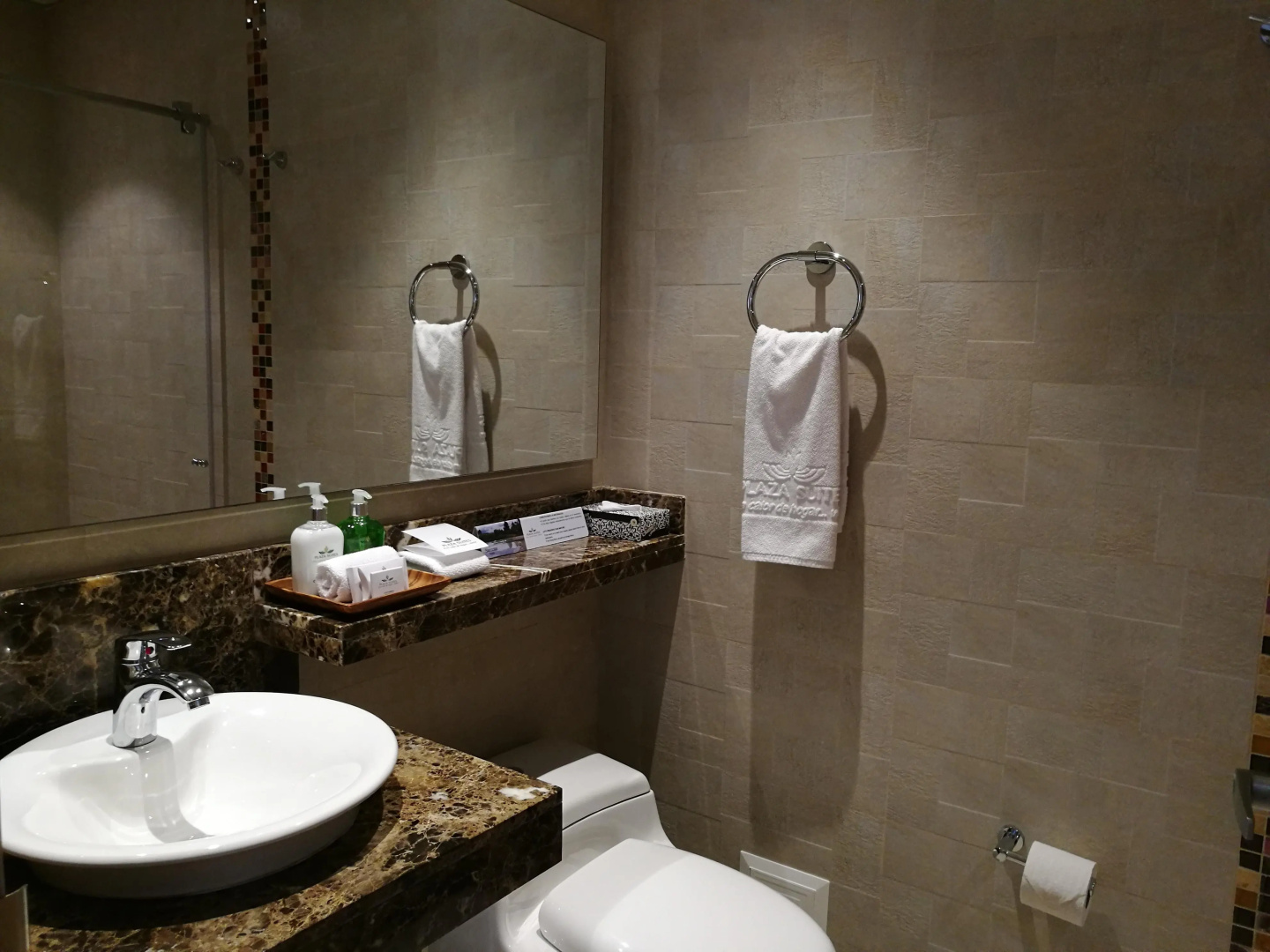 Photo - Hotel Plaza Suites