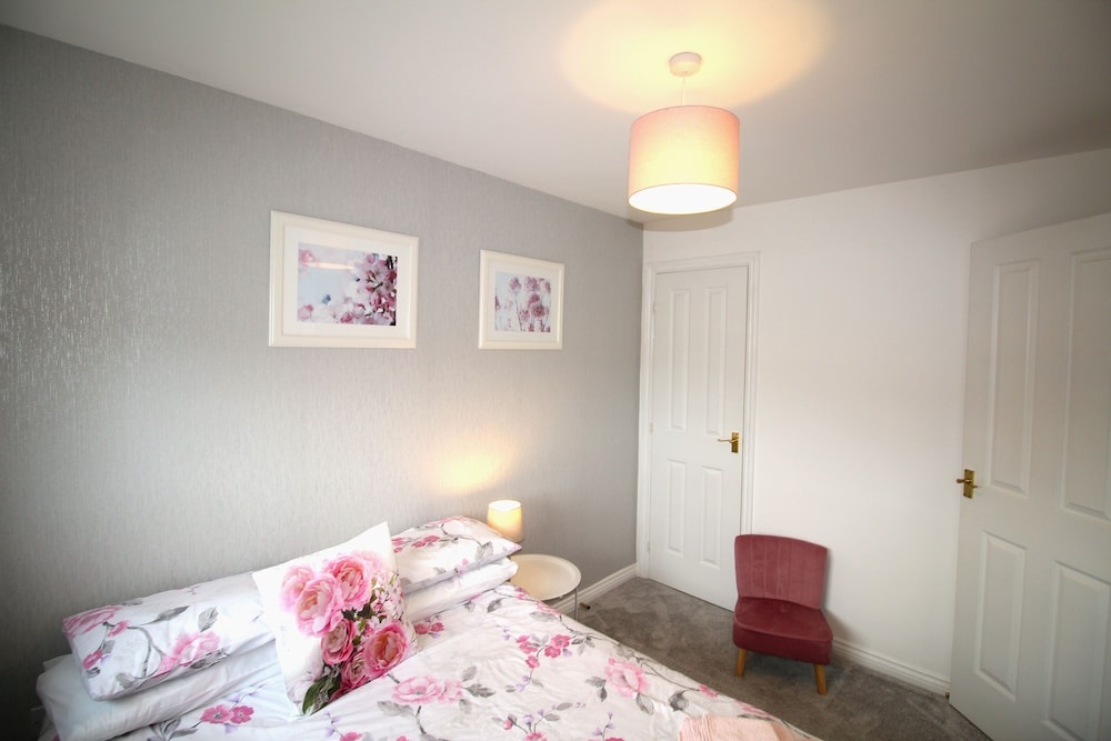 2 Bed House - Large Garden - Pet Friendly