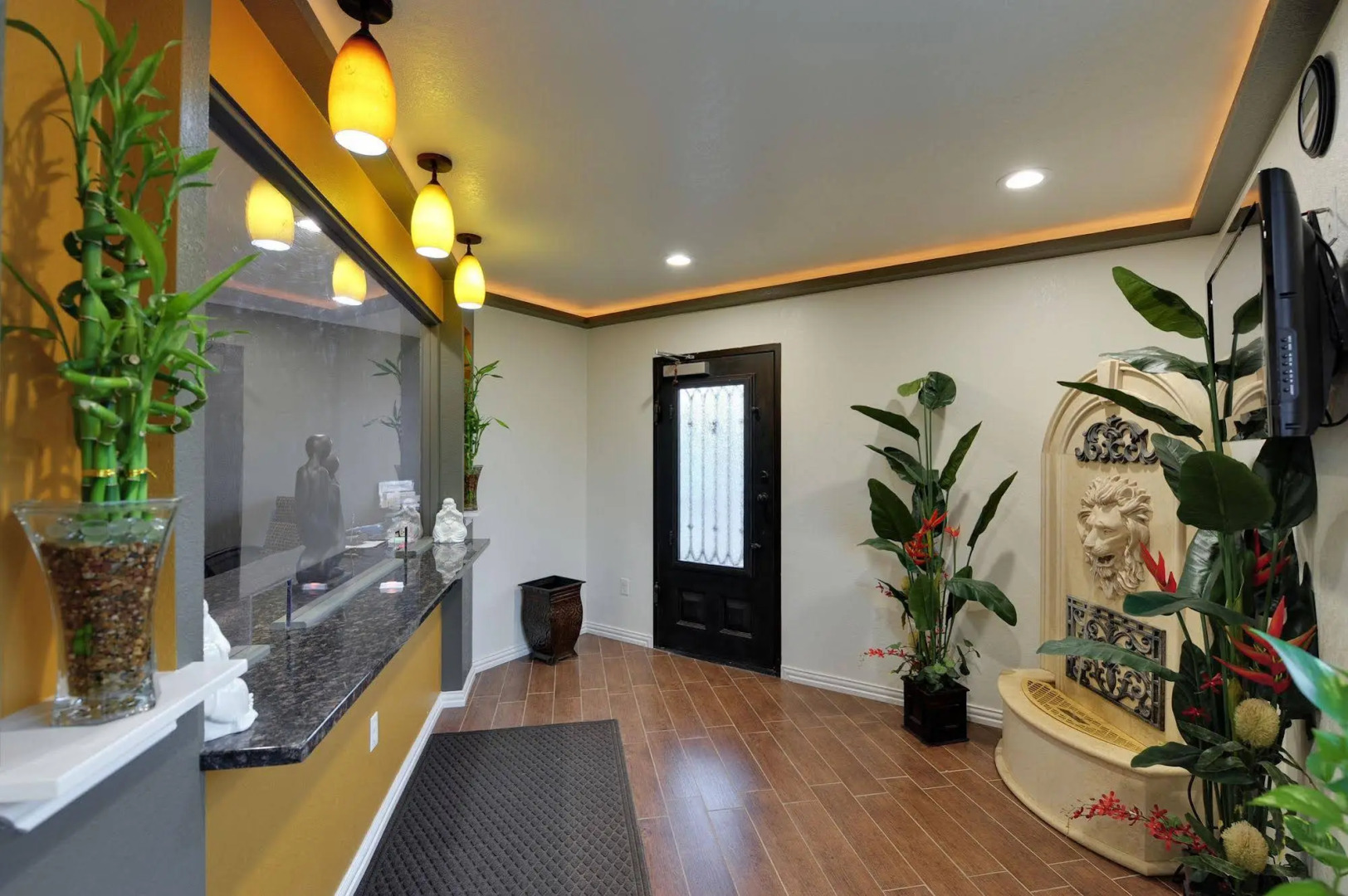 Photo - Romantic Inn & Suites