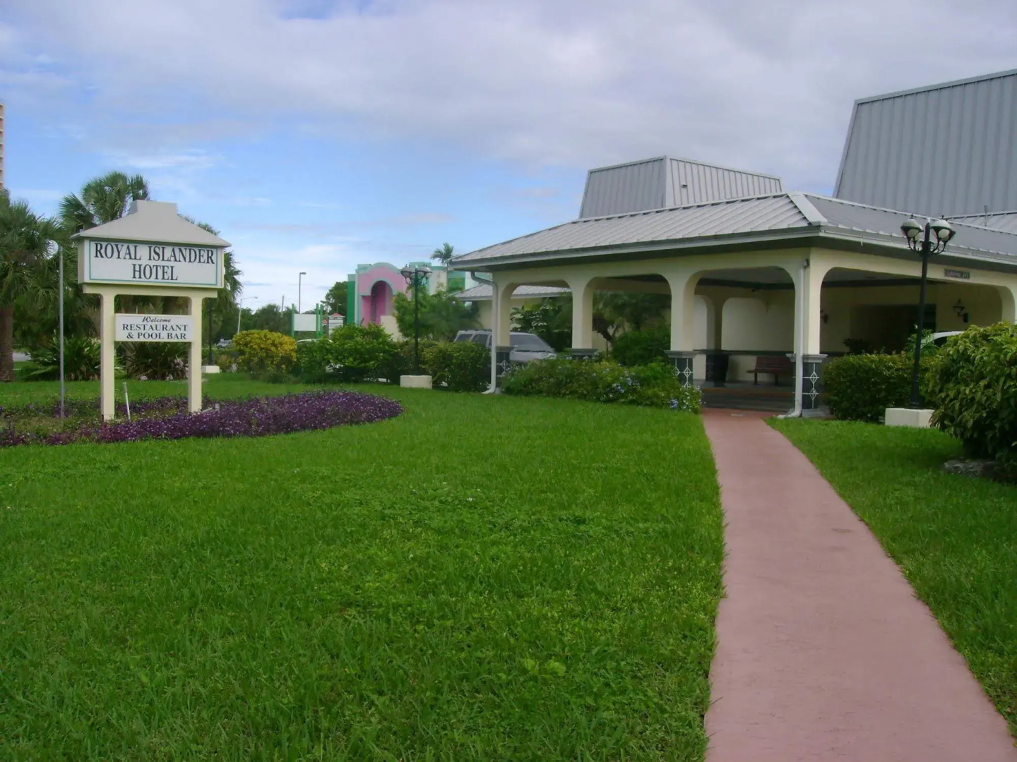 Photo - Royal Islander Hotel