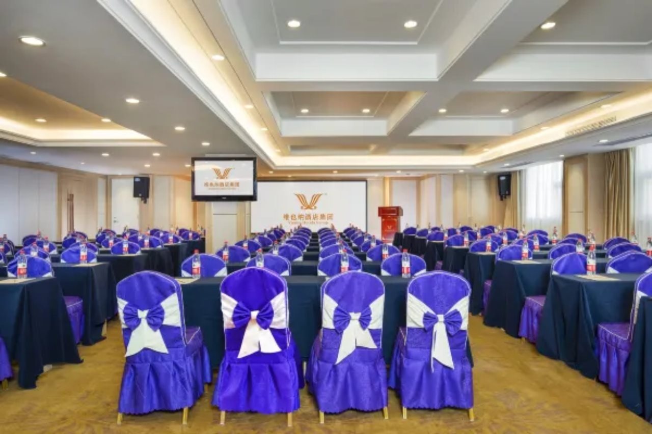 Vienna International Hotel (Xinyang Railway Station Tianrun Plaza Store)
