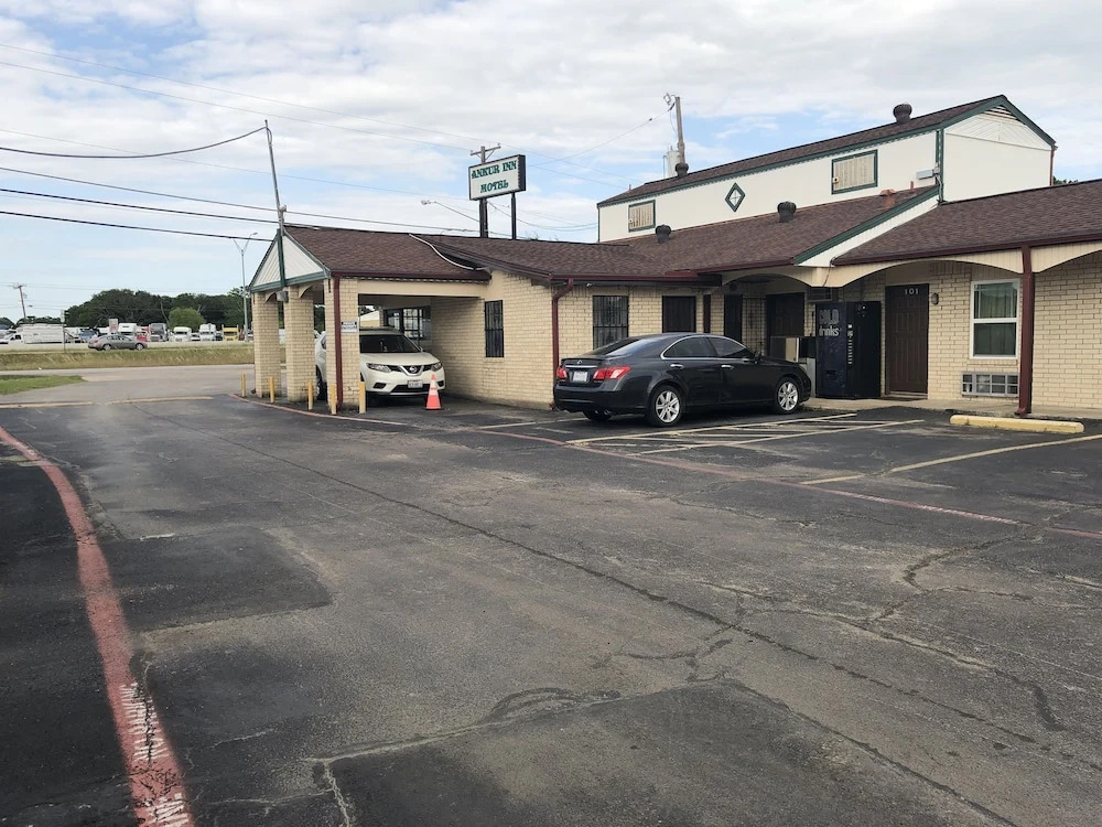 Photo - Golden Inn Dallas by Hotel O