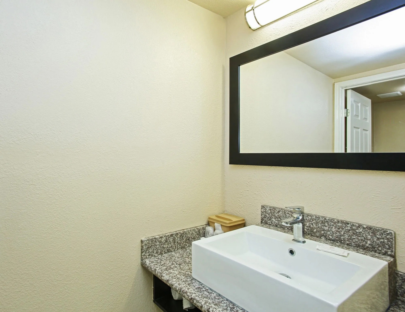 Photo - Red Roof Inn North Dallas - Park Central