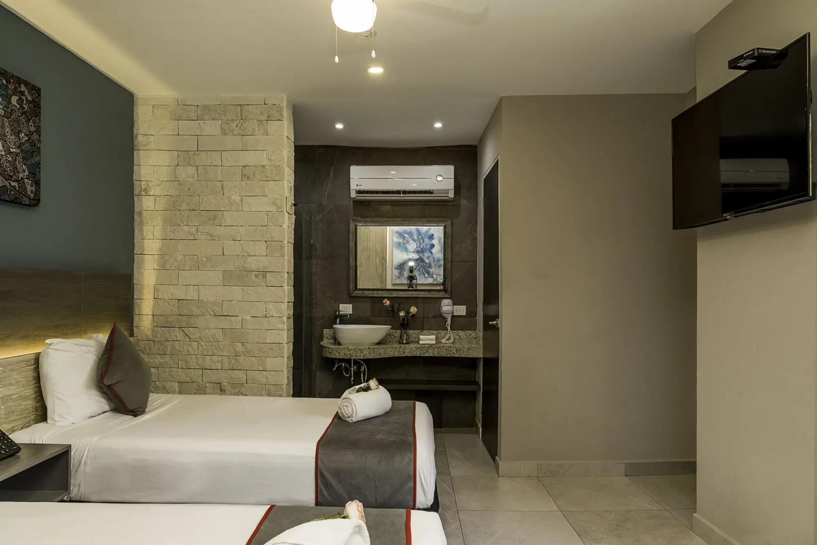 Photo - Illusion Xpress I Attraction Hotel Deluxe