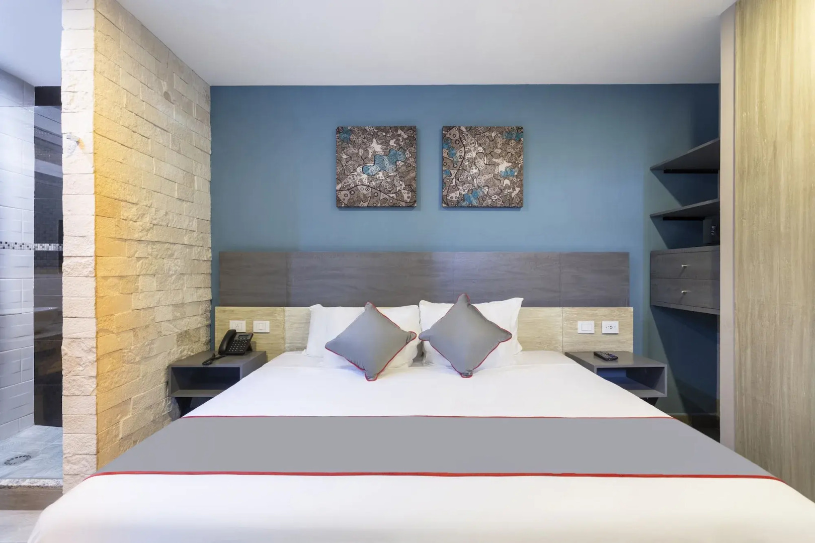 Photo - Illusion Xpress I Attraction Hotel Deluxe