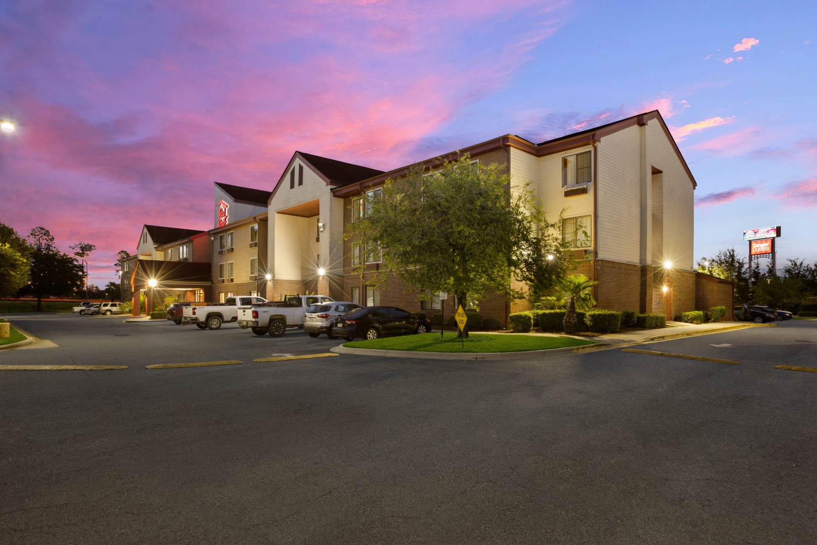 Photo - Red Roof Inn & Suites Savannah Airport