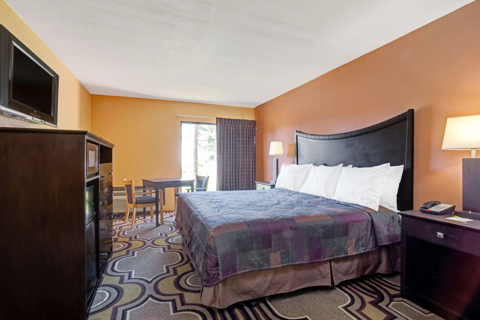 Foto - Days Inn & Suites by Wyndham Tampa Fairground-Casino-Ybor