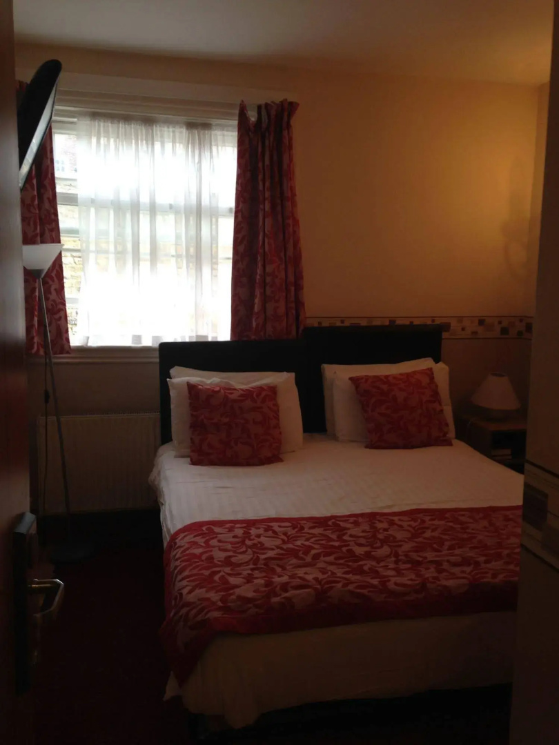 Photo - Glendale Hyde Park Hotel