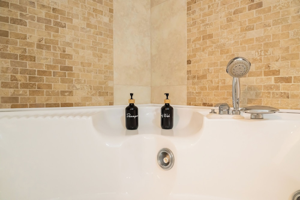 2BR hot tub prvt parking near metro