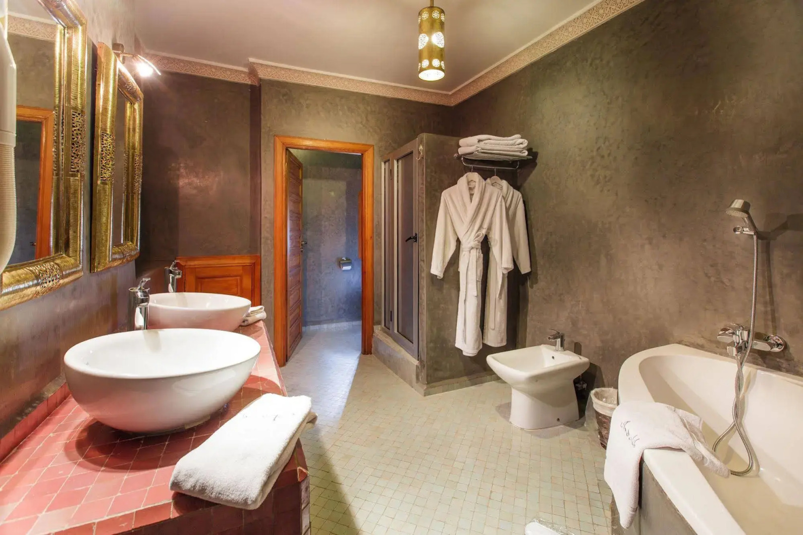 Photo - Riad Andalib