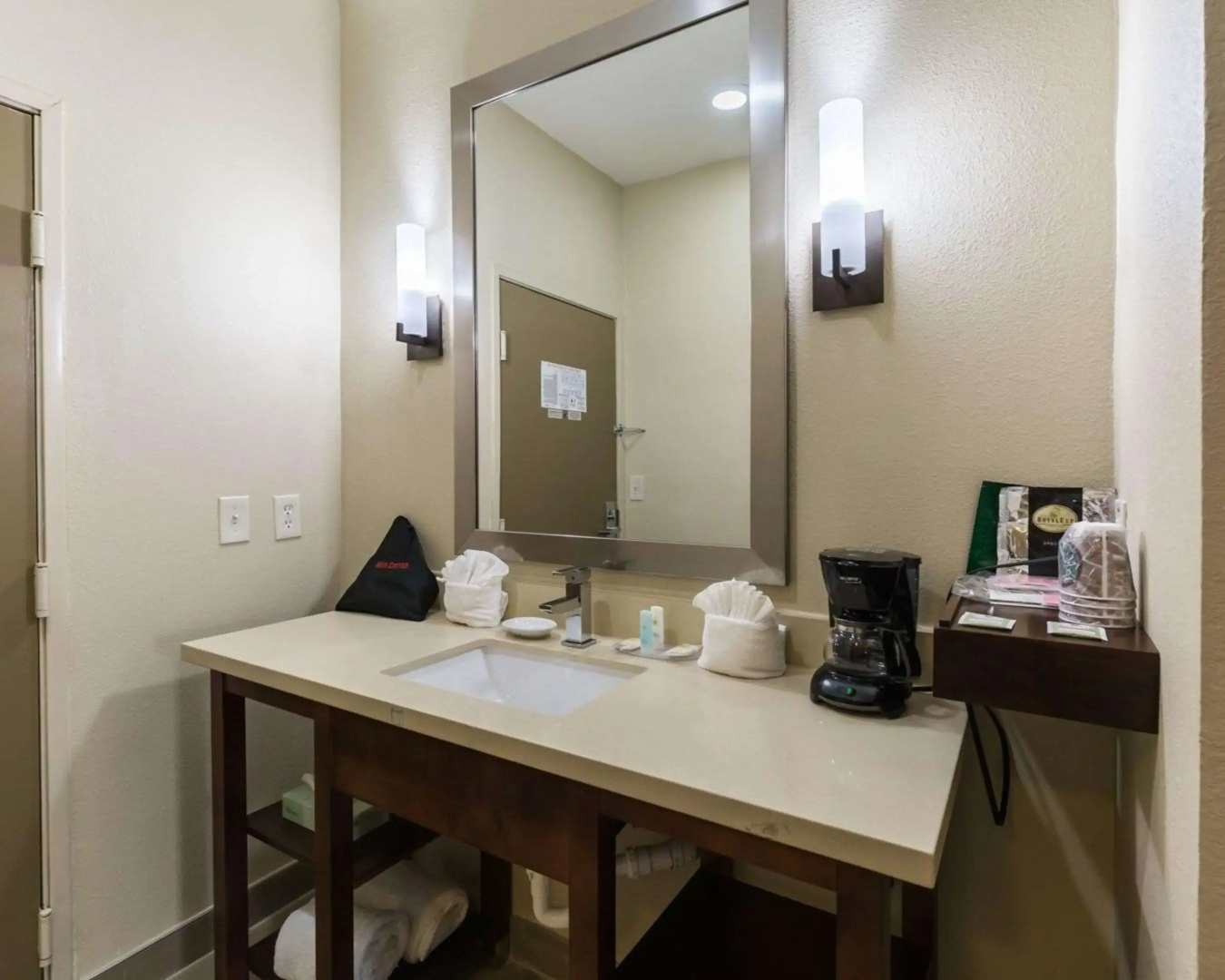 Photo - Econo Lodge Inn & Suites East Houston I-10