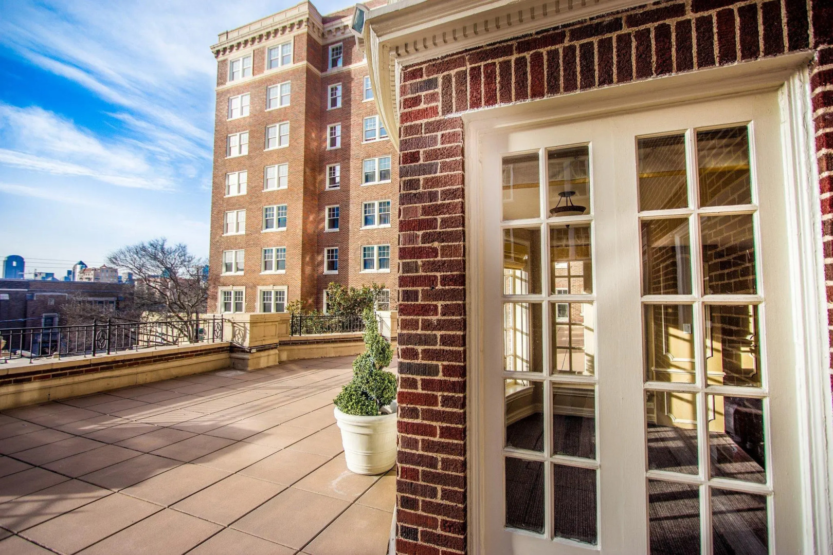 Photo - Warwick Melrose Hotel