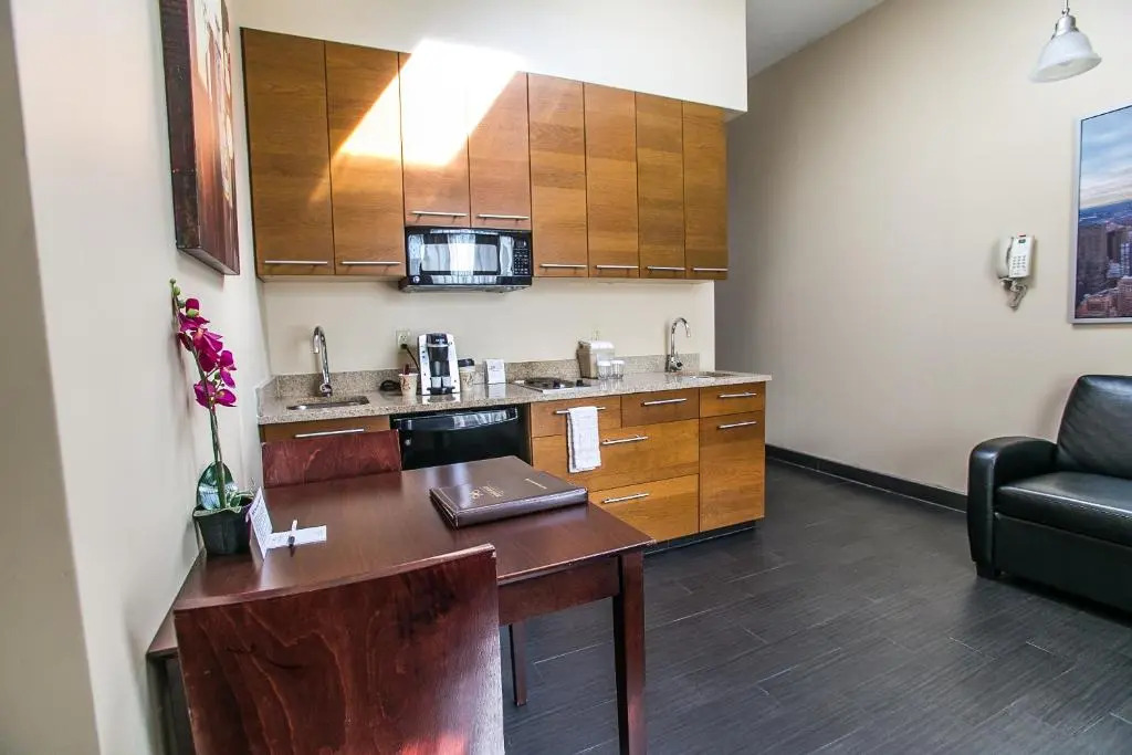 Photo - Pointe Plaza Hotel