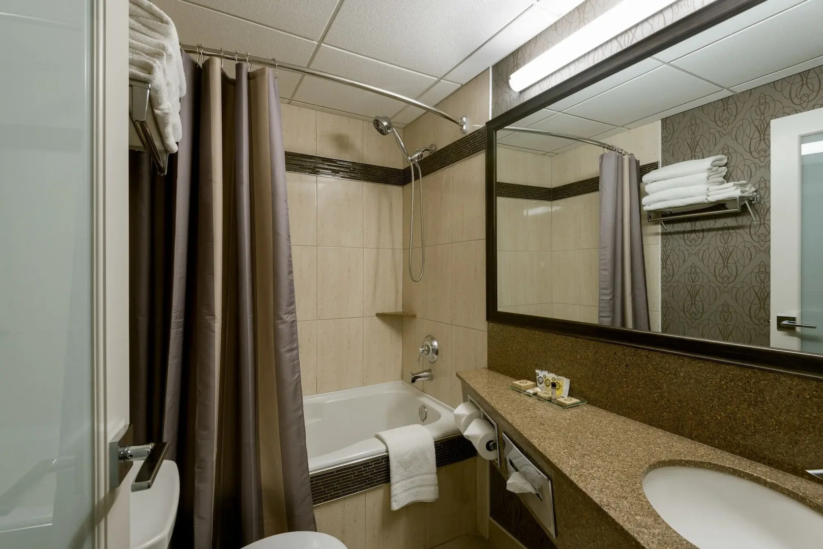 Photo - Carriage House Hotel & Conference Centre
