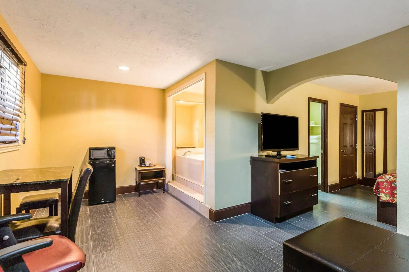 Photo - Rodeway Inn & Suites
