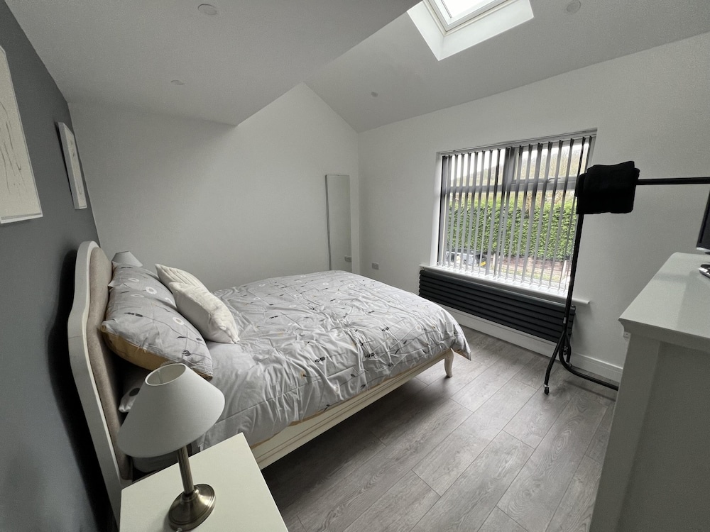 Whole House -sleeps4-parking-garden-bikinghiking