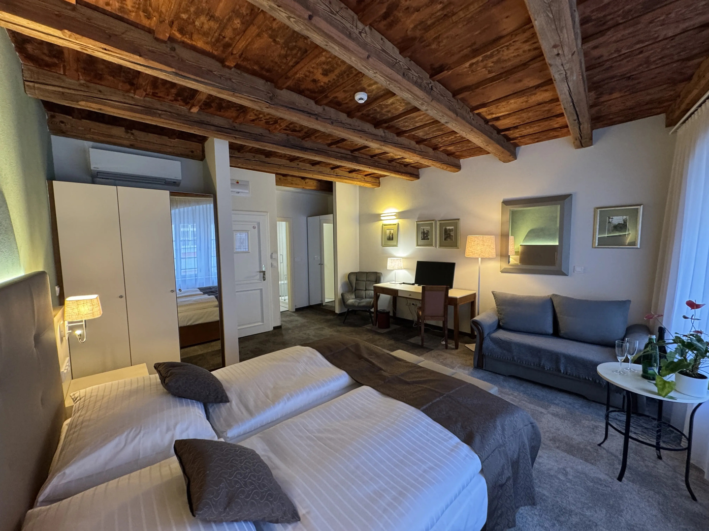 Photo - The Golden Wheel Hotel