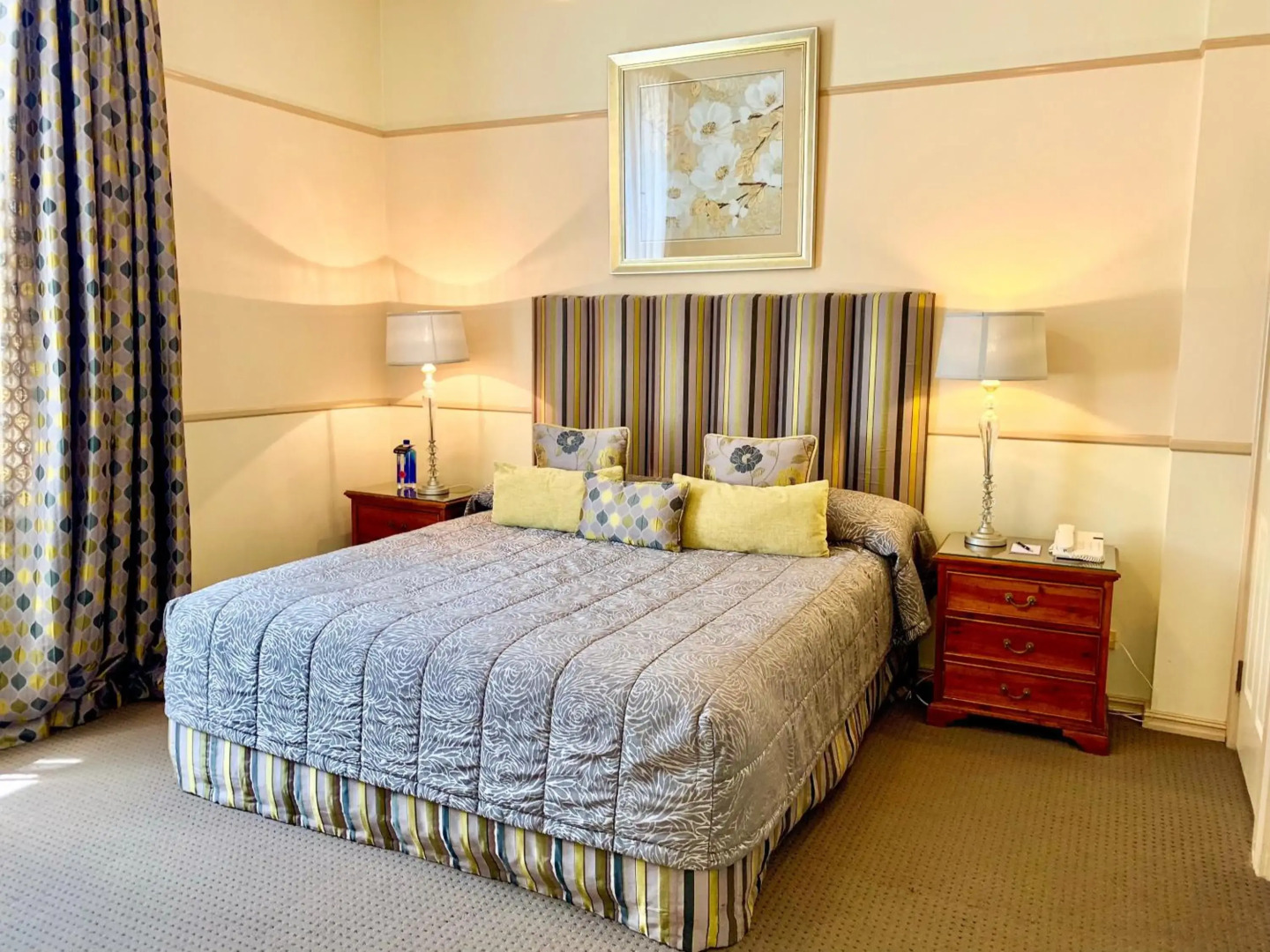 Photo - Royal Albert Hotel