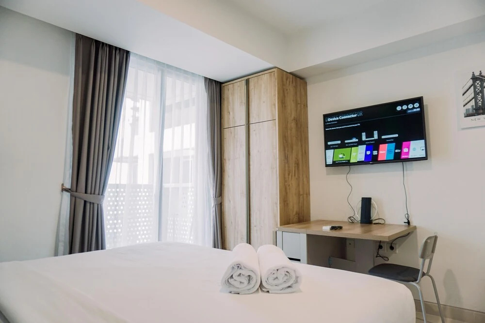 Homey And Warm Studio At West Vista Apartment