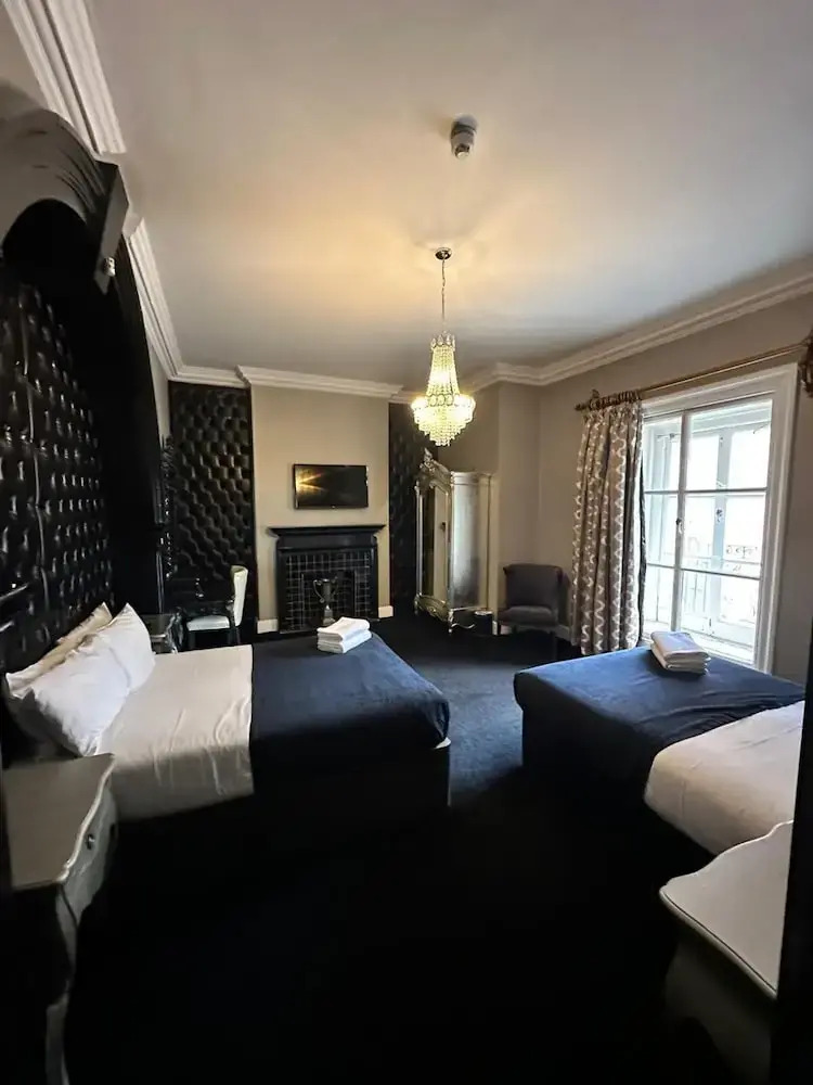 Photo - White Star Line Hotel