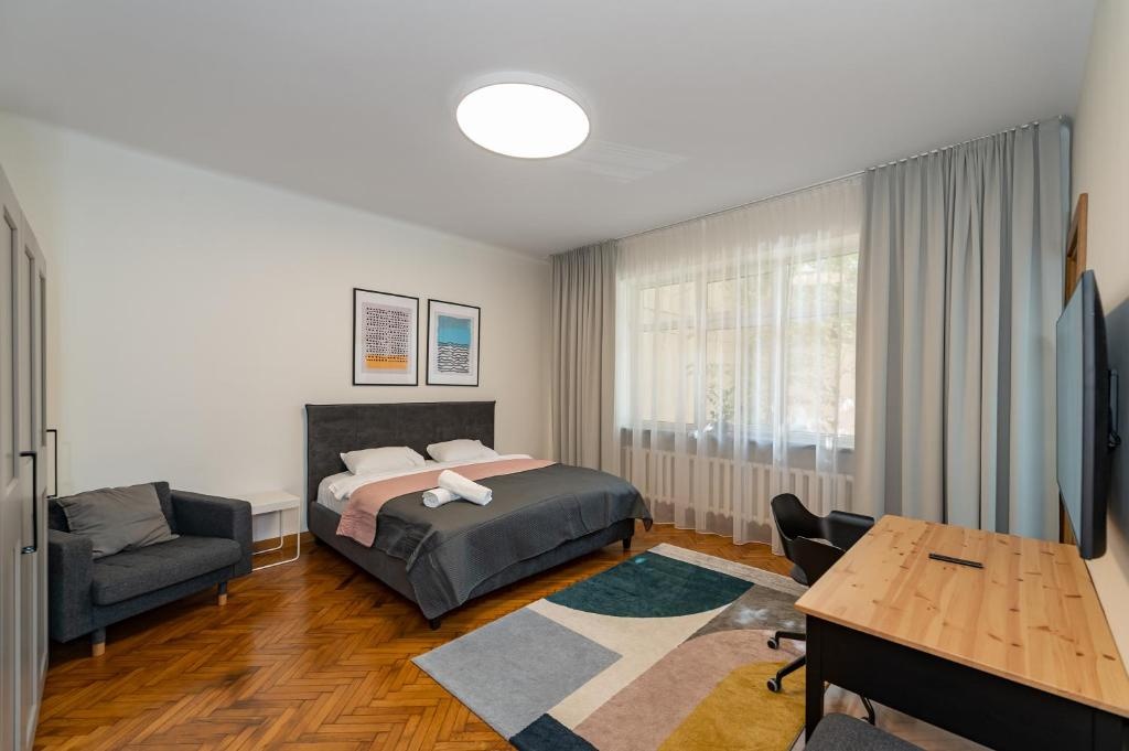 Downtown 4BD Master Apartment by Hostlovers