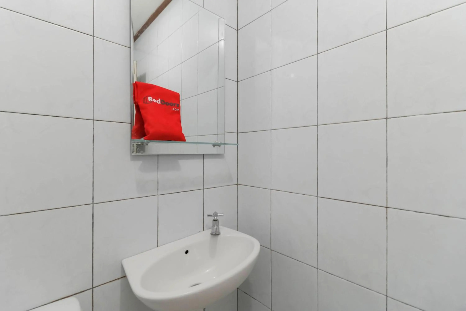 Photo - RedDoorz Plus @ Karet Pedurenan 3