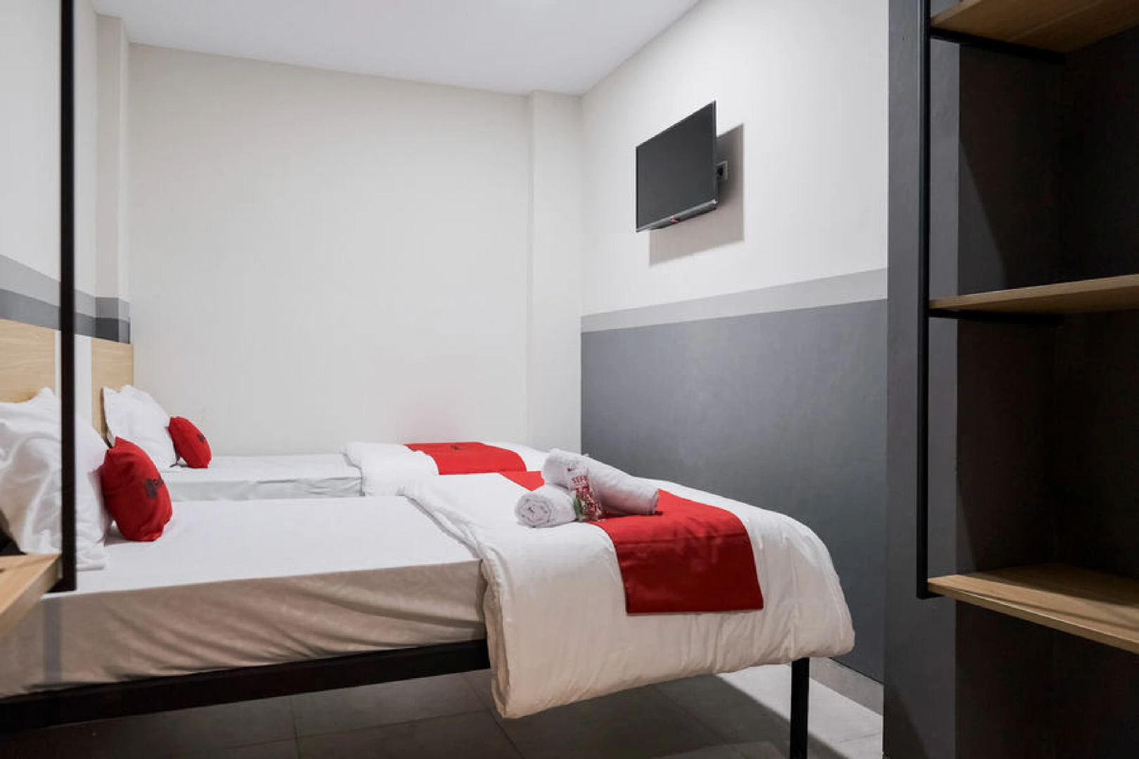 Foto - RedDoorz Plus near Taman Anggrek Mall