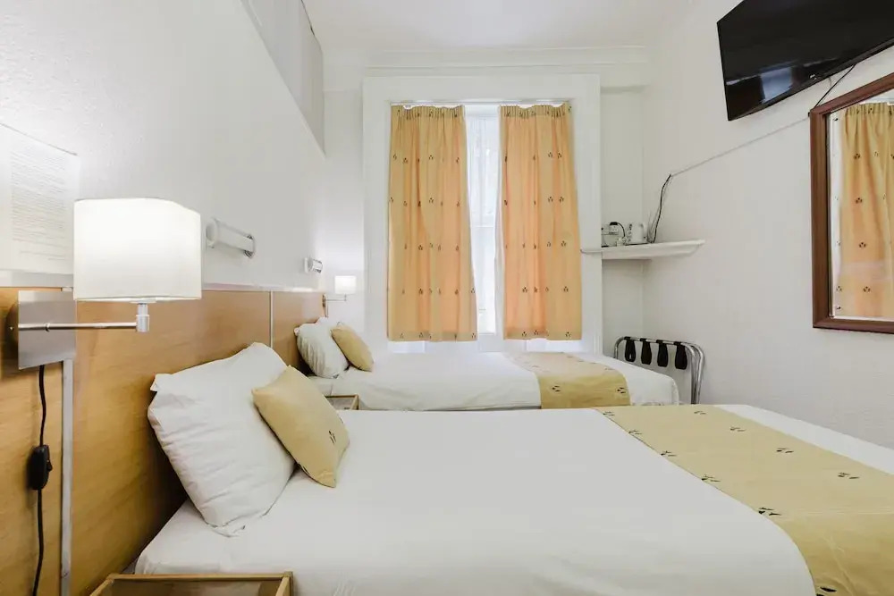 Photo - Falcon Hotel