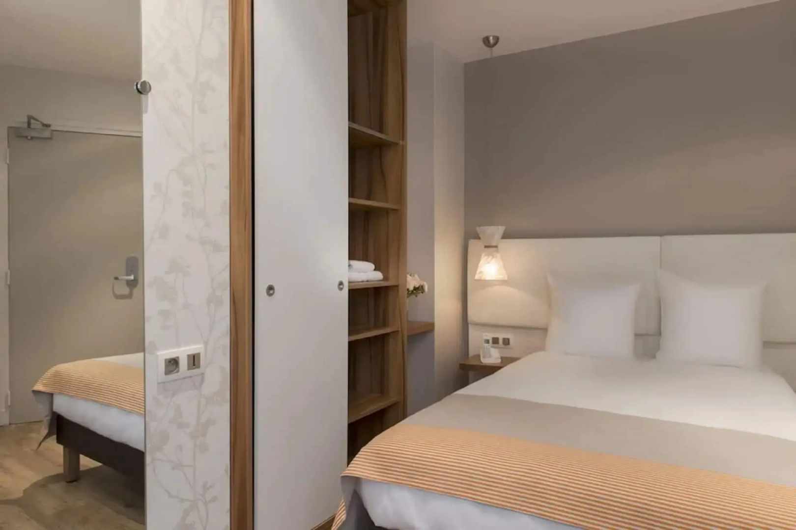 Photo - Hotel Magenta 38 by Happyculture