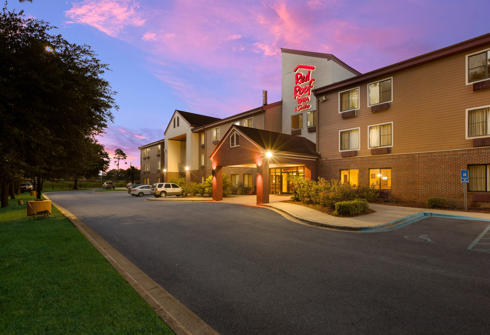 Photo - Red Roof Inn & Suites Savannah Airport