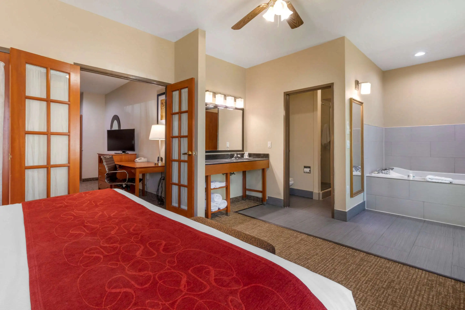 Photo - Comfort Suites North Dallas