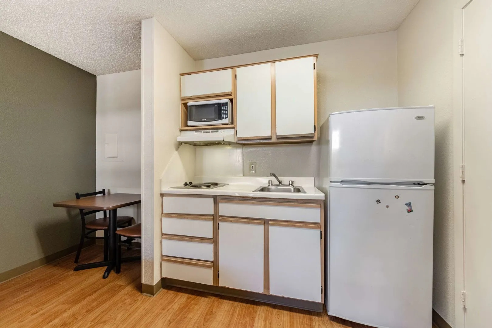 Photo - HomeTowne Studios by Red Roof Dallas - North Addison - Tollway