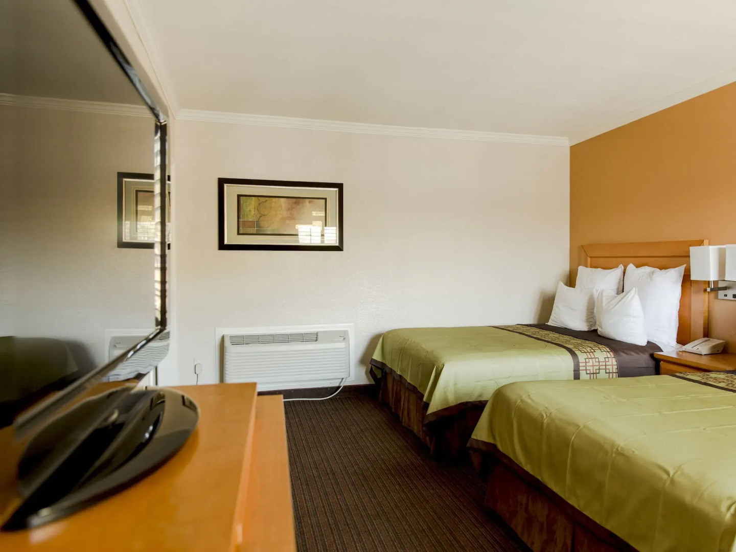 Photo - Anaheim Islander Inn and suites near Park and Convention center