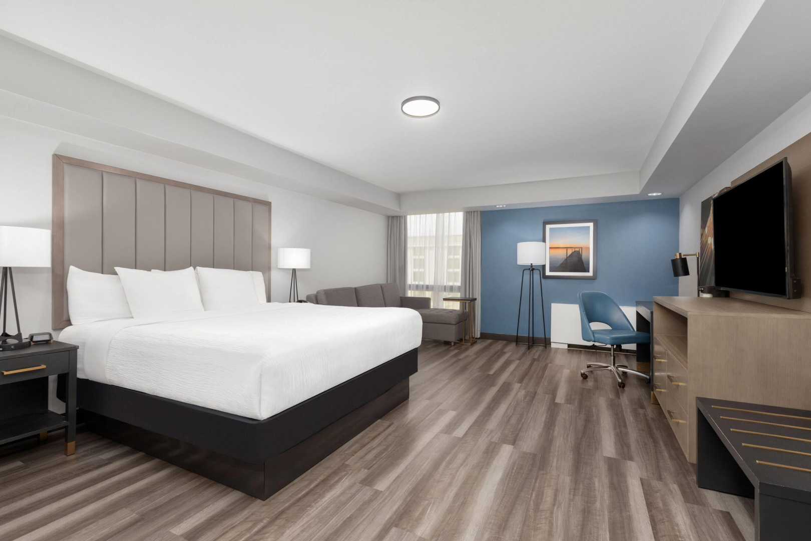 Photo - La Quinta Inn & Suites by Wyndham Dallas I-35 Walnut Hill Ln