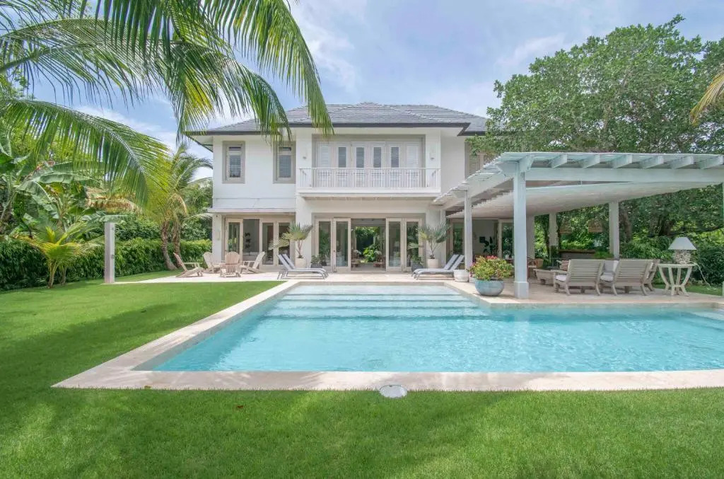 Foto - Stylish fully-staffed villa near beach and lagoons in exclusive golf resort