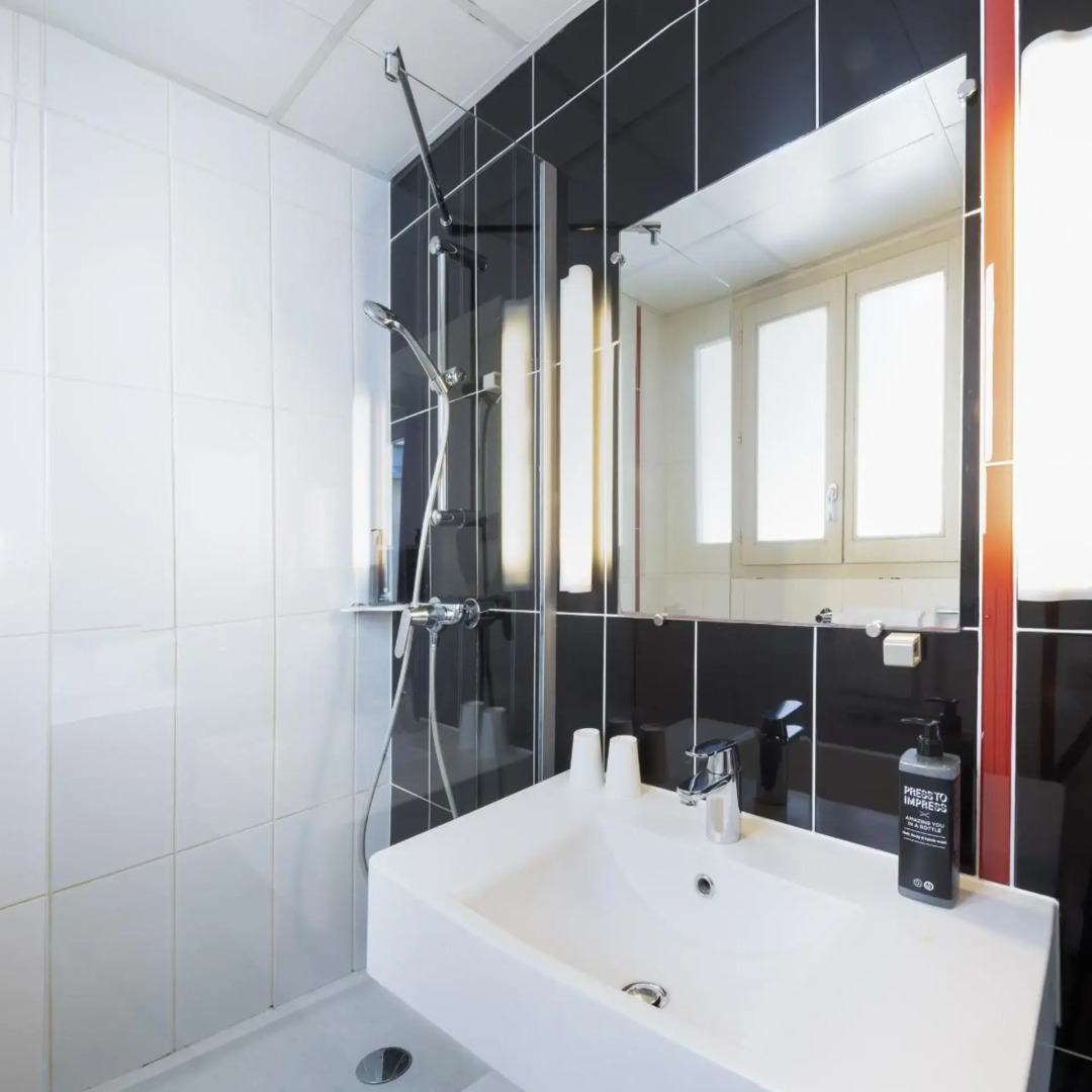 Foto - Accueil Hôtel Paris Pigalle Montmartre - Hôtel rénové