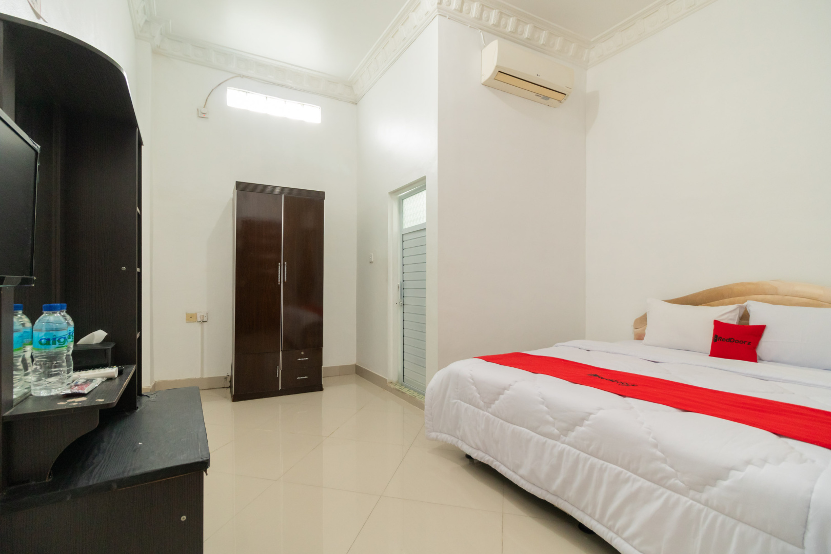 RedDoorz Syariah near Universitas Putra Indonesia Padang