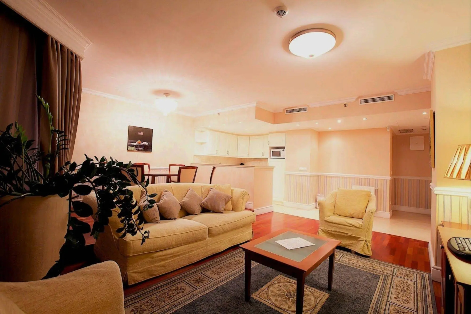 Foto - Queen's Court Hotel & Residence