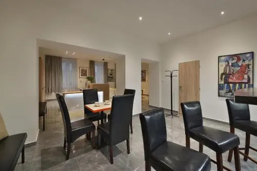 Foto - Prague Season Three Stars