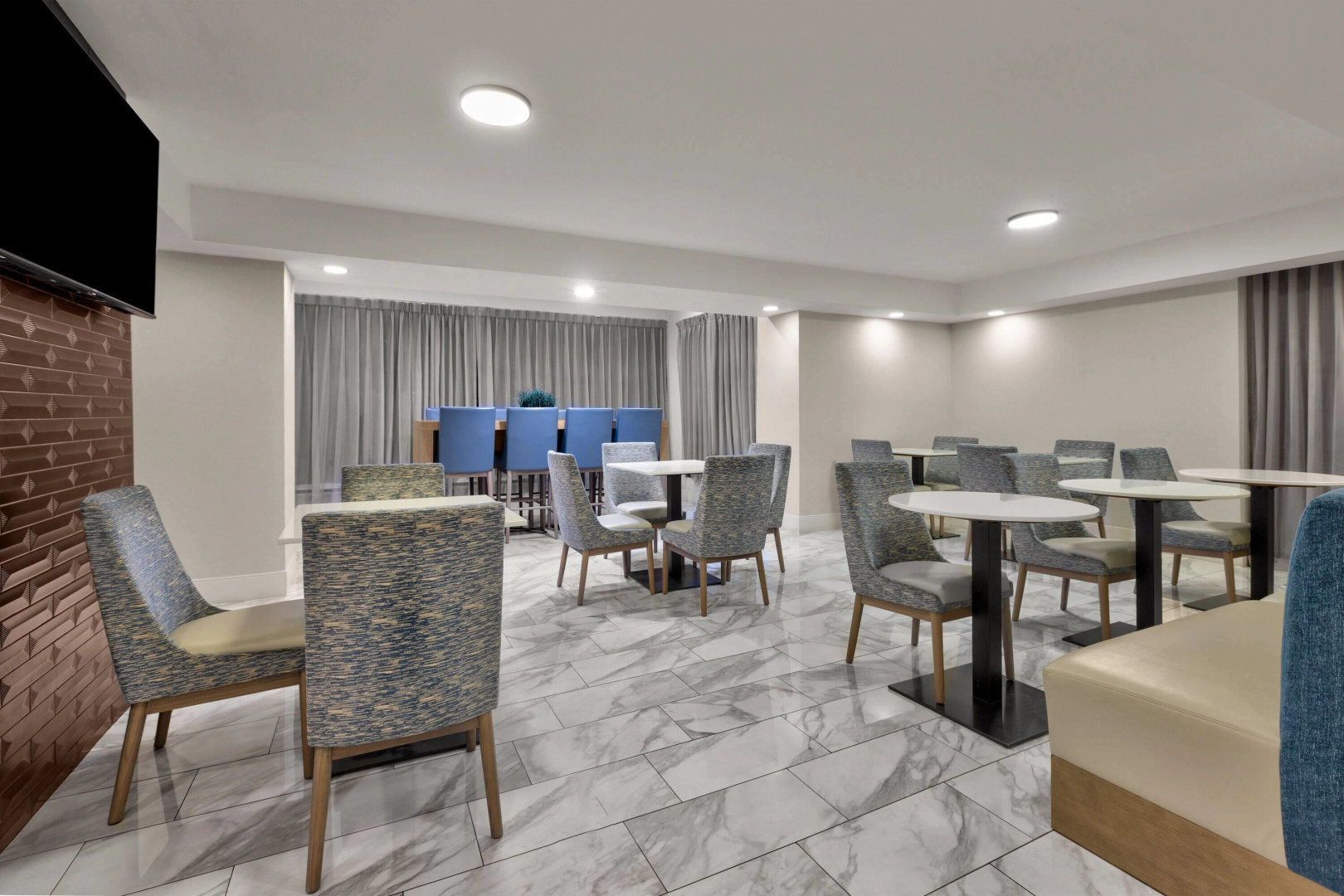 Photo - La Quinta Inn & Suites by Wyndham Dallas I-35 Walnut Hill Ln