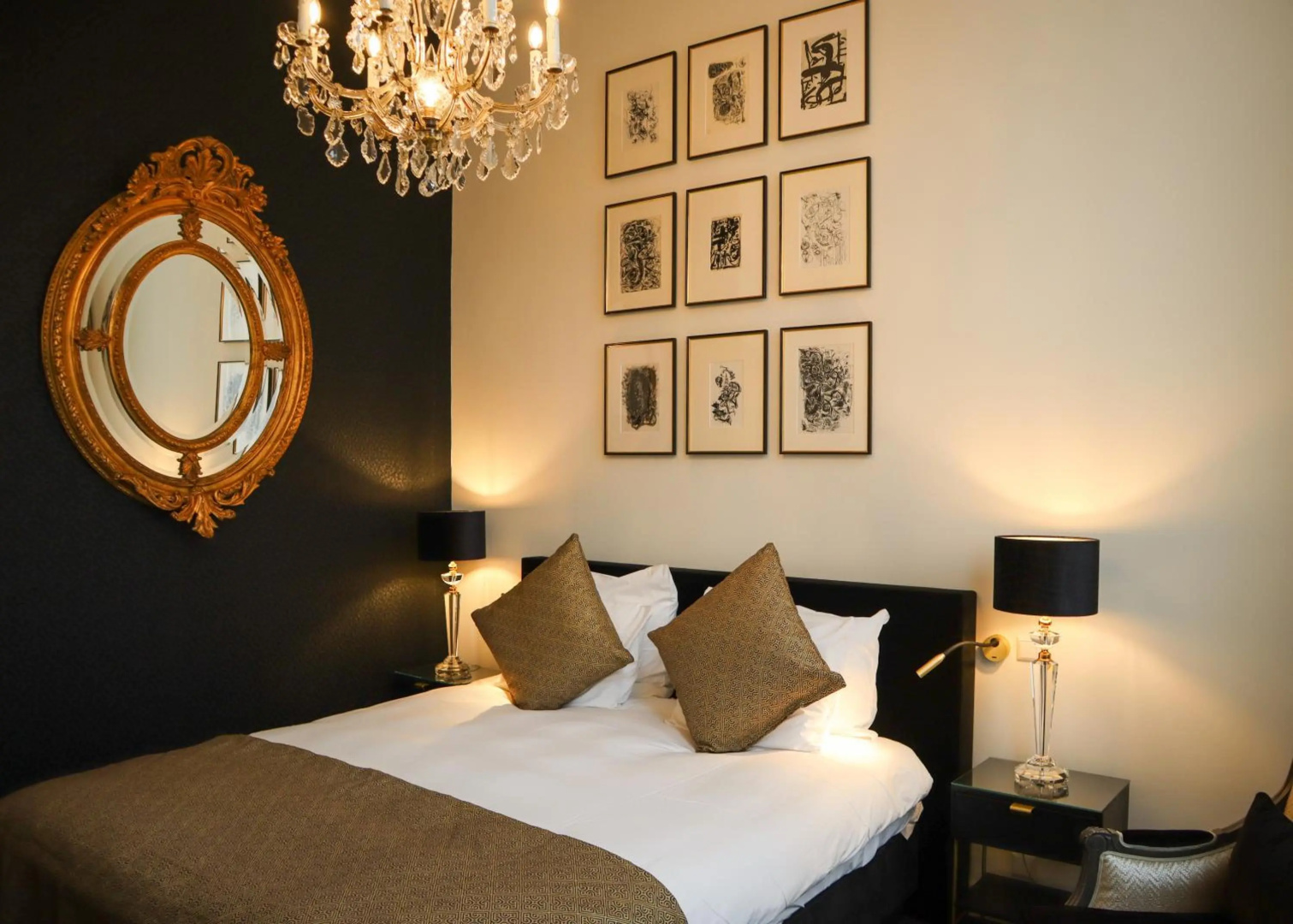 Photo - Ambassade Hotel