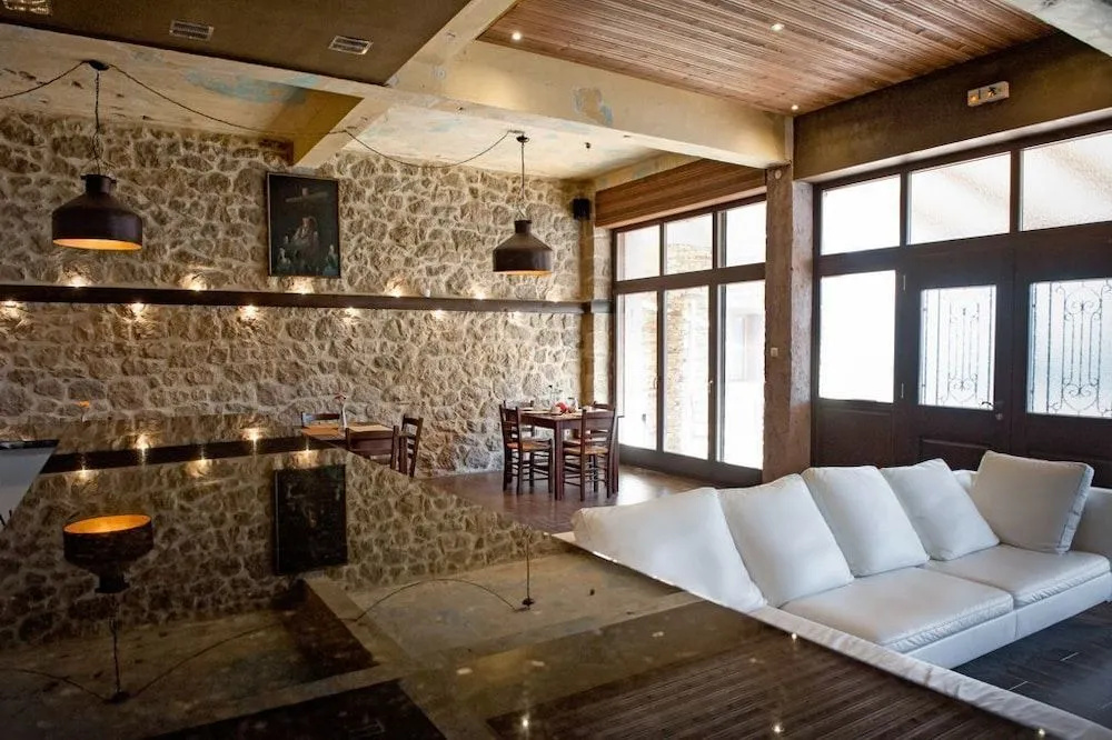 Polys Guest House