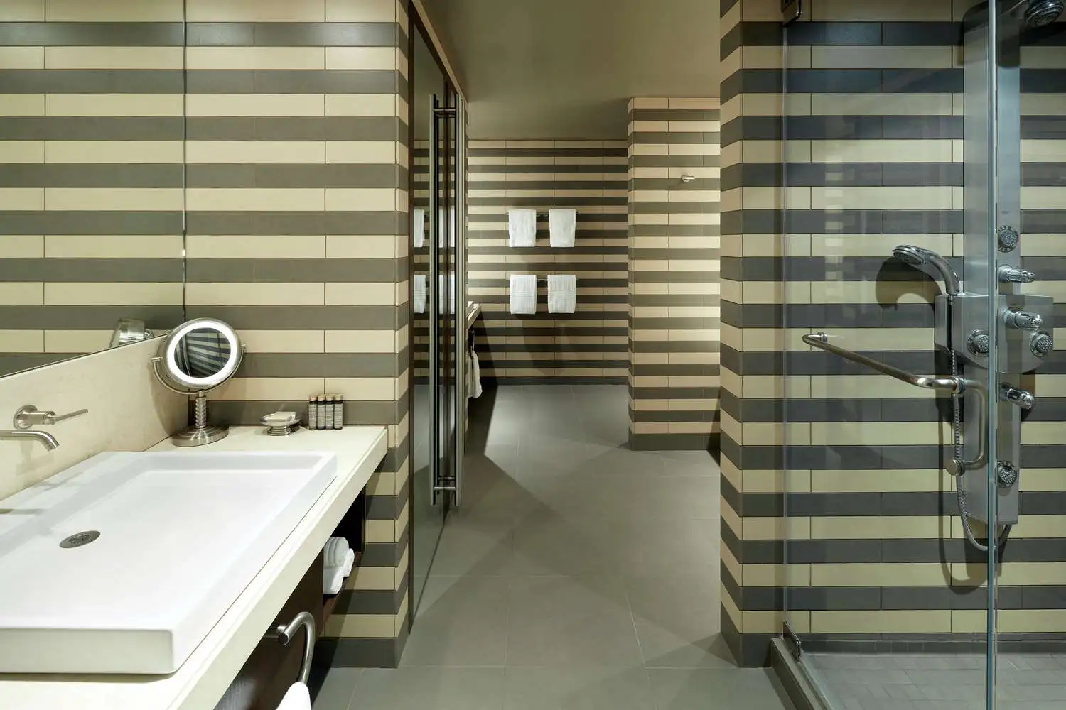 Photo - DoubleTree by Hilton Montreal