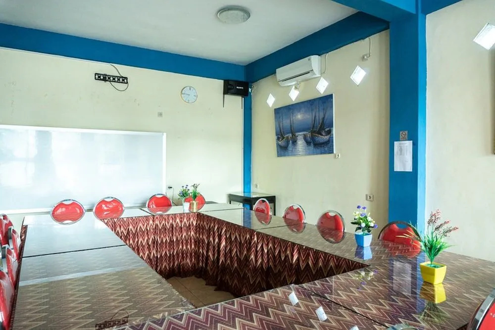 Foto - RedDoorz near H. Hasan Aroeboesman Airport