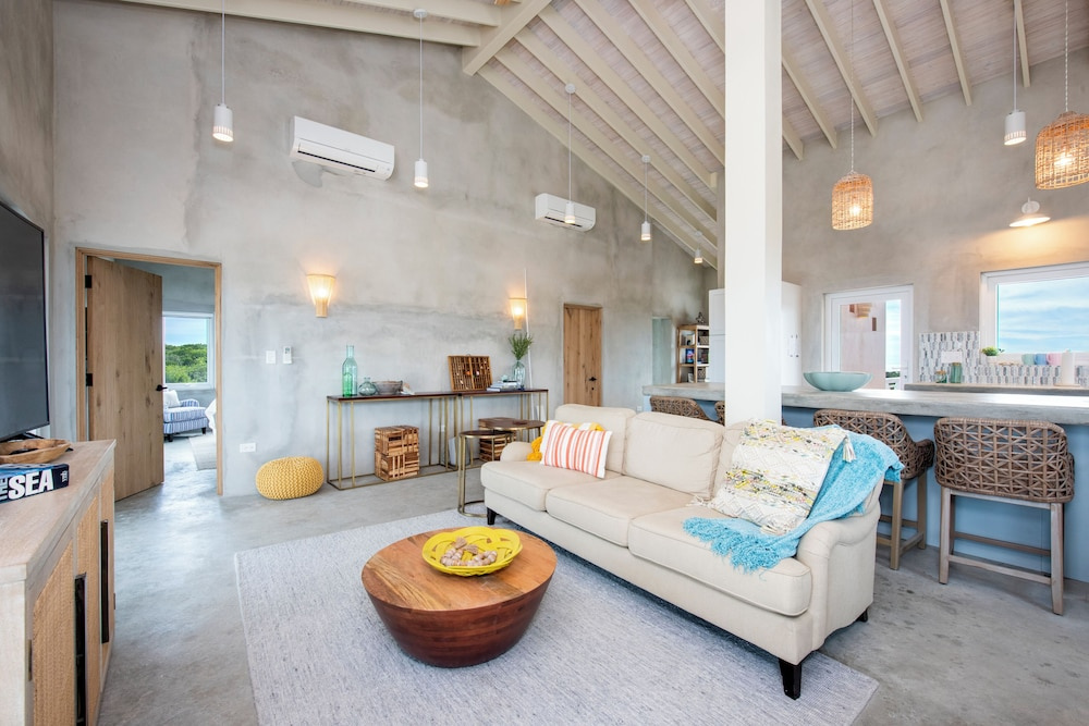 Paradise Cove: Oceanfront Haven With Infinity Pool